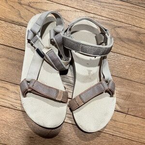Teva Sandals Women’s Size 8 Beige Glitter Gray Sport Sandals Hiking Outdoor